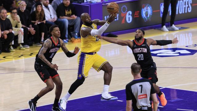 LeBron James trata de lanzar a canasta ante la defensa de los Houston Rockets.