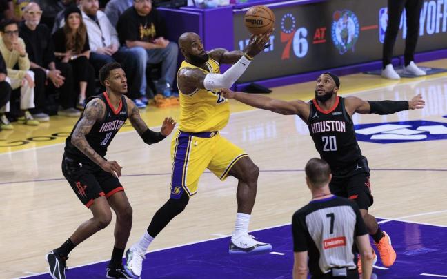 LeBron James trata de lanzar a canasta ante la defensa de los Houston Rockets.