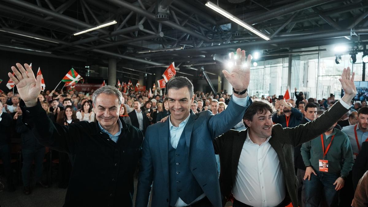 Zapatero, Sánchez y el candidato a lehendakari Eneko Andueza.