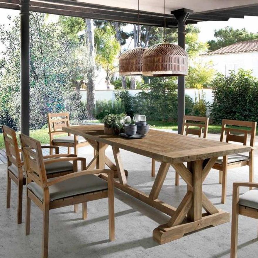 Robusto conjunto de mesa y sillas en madera de teca.
