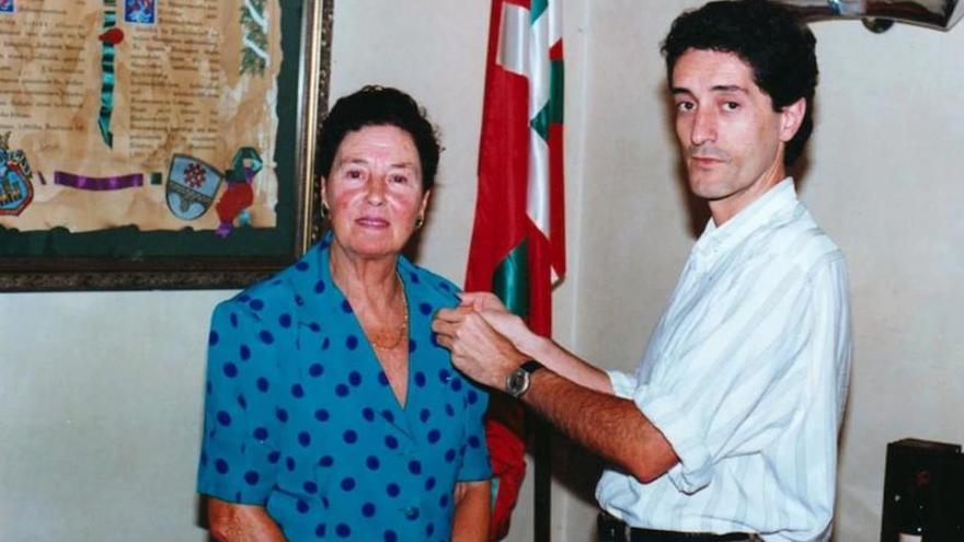Eugenia Mallea, recibiendo la medalla de honor de Urretxu, cuando se jubiló.