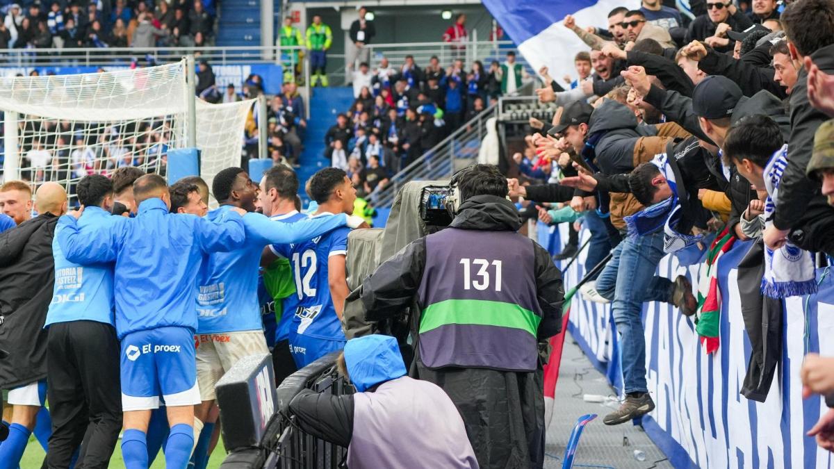 Los jugadores del Deportivo Alavés festejando junto a la afición en Mendizorrotza esta temporada. Foto: DNA