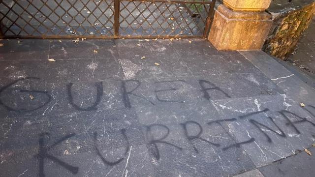 Pintada en las escalinatas de entrada de las Juntas de Bizkaia