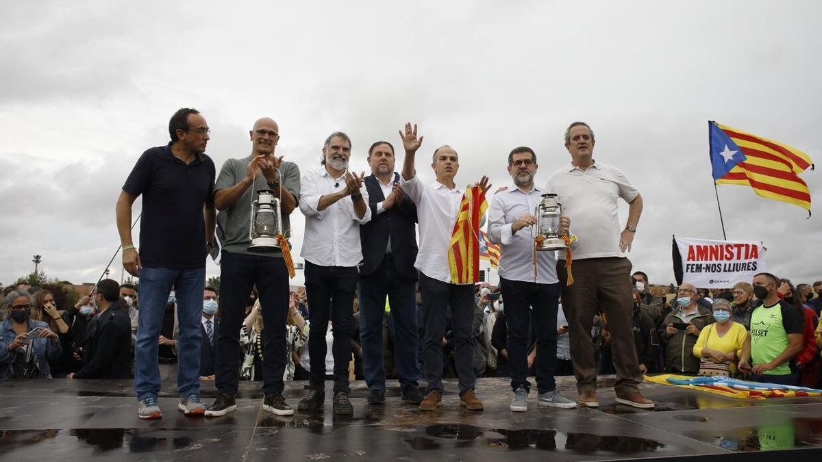 Los líderes del procés a su salida de la cárcel tras ser indultados.