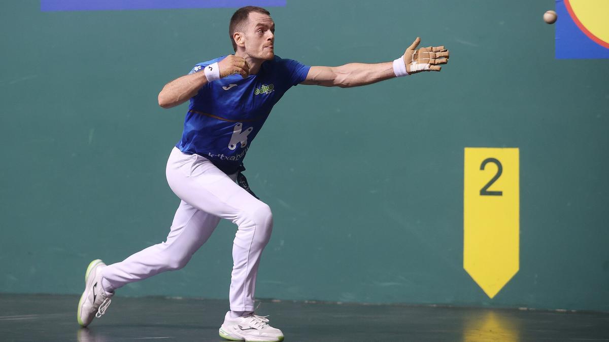 Laso y Albisu superan a Jaka-Iztueta en la primera jornada de la liguilla de semifinales del Campeonato de Parejas en el Navarra Arena de Iruñea.