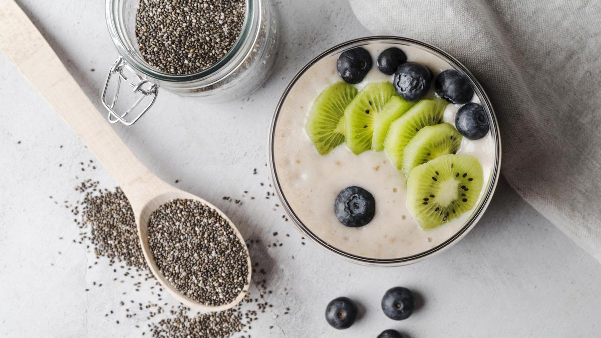 Desayuno con kiwi, arándanos y semillas de chía