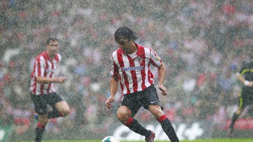 Javi González en acción durante un partido de veteranos. / DEIA