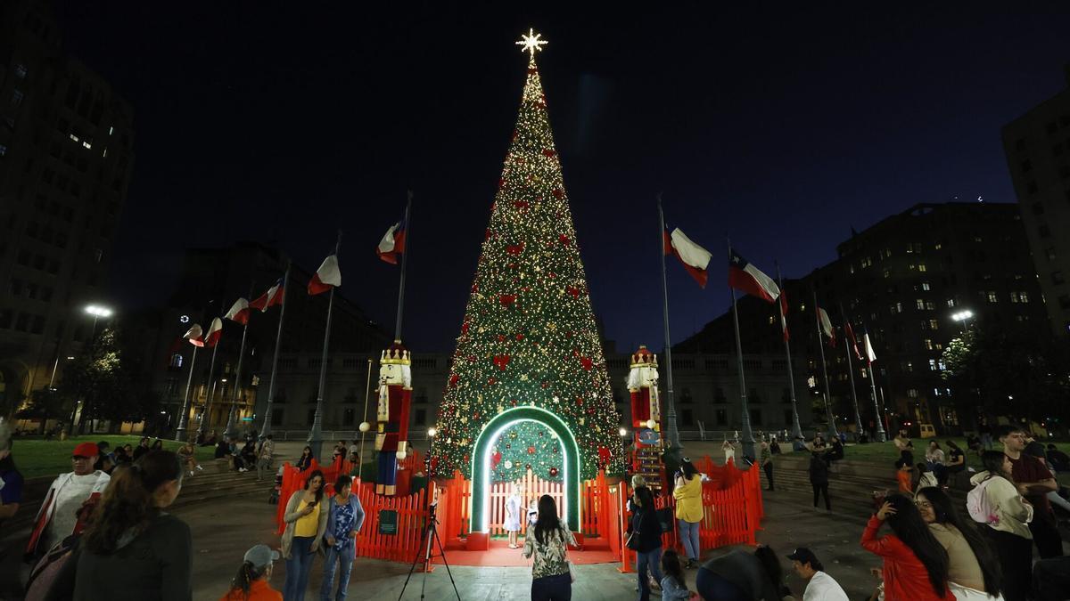 Un árbol de Navidad tan ajeno a esta historia que se encuentra en Santiago de Chile.