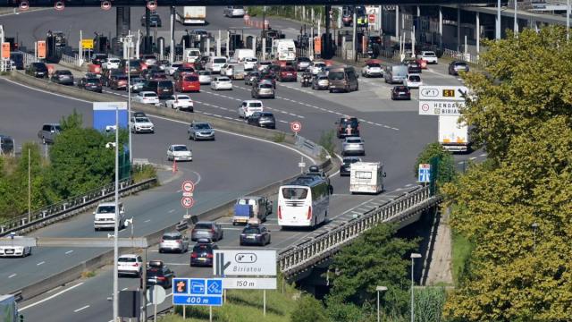 Trafico en el peaje de la muga en Biriatu, en una foto de archivo