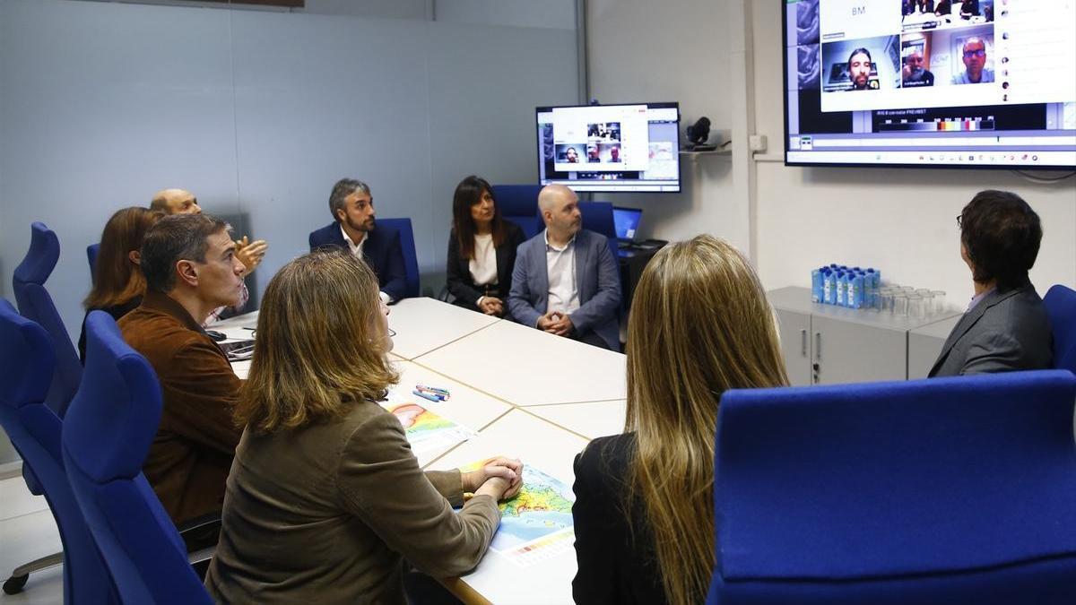 El presidente del Gobierno, Pedro Sánchez, y la vicepresidenta tercera, Teresa Ribera, visitan la sede de la AEMET