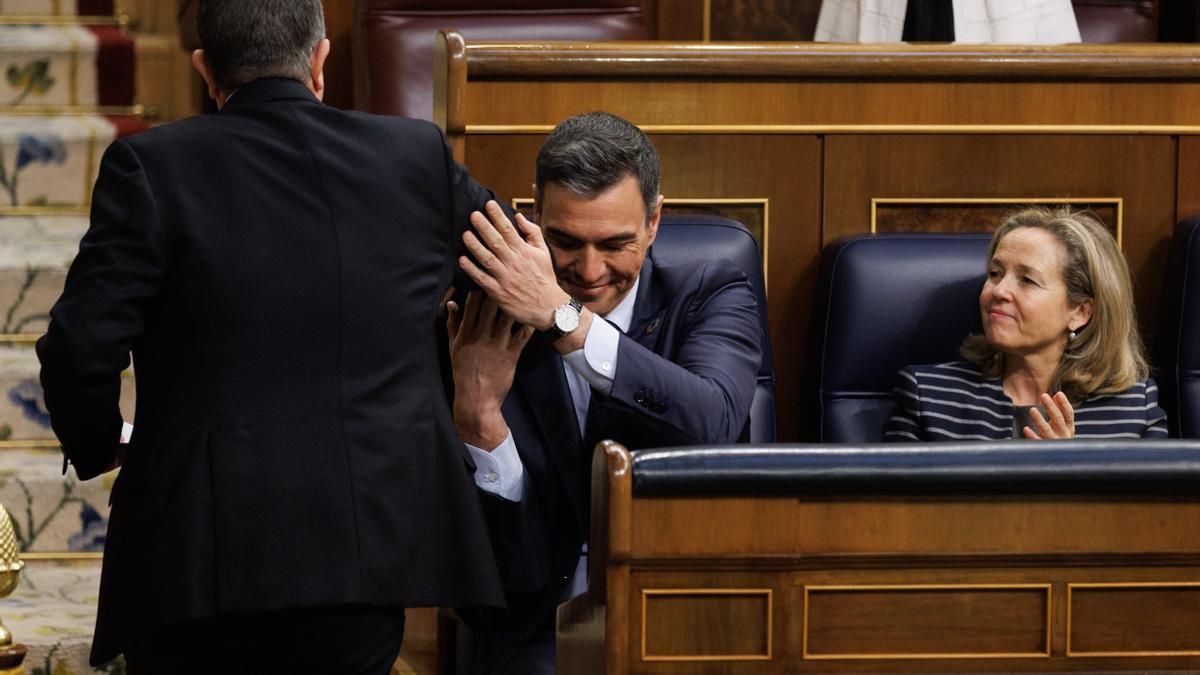 Pedro Sánchez felicita a Patxi López por su intervención en la segunda sesión de la moción en el Congreso.