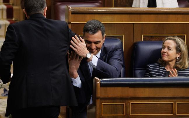 Pedro Sánchez felicita a Patxi López por su intervención en la segunda sesión de la moción en el Congreso.