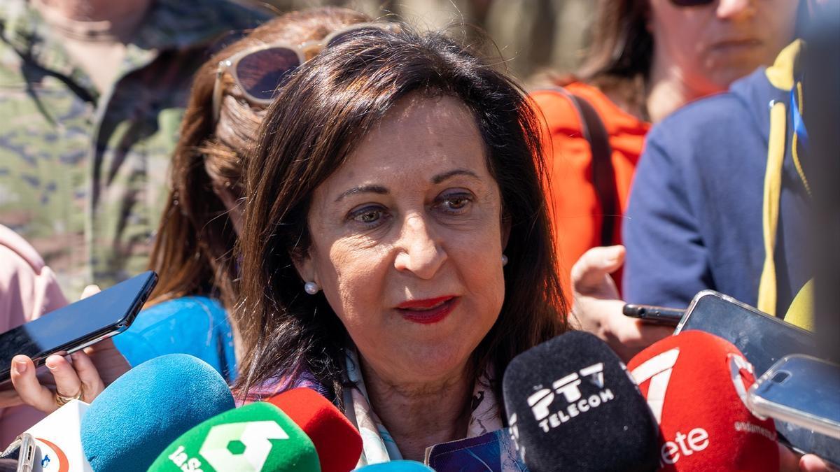 La ministra de Defensa, Margarita Robles, atendiendo a los medios
