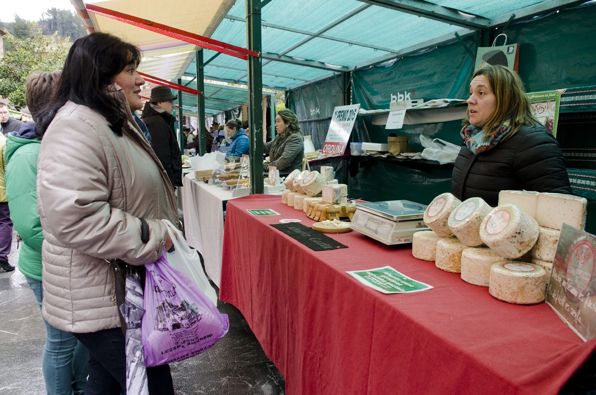 Zuriñe Suárez en la Feria de Mujeres Productoras de Ugao-Miraballes