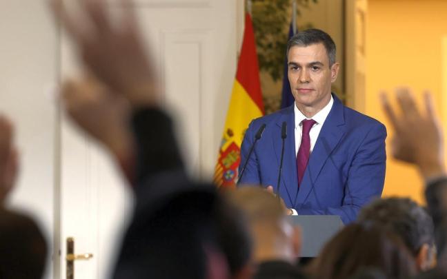 Los periodistas presentes en la comparecencia de ayer de Pedro Sánchez piden turno para preguntar al presidente español. / ¡EFE Los periodistas presentes en la comparecencia de ayer de Pedro Sánchez piden turno para preguntar al presidente español.