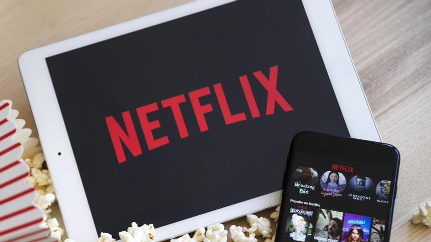 Logotipo de Netflix en una tableta y en un móvil.