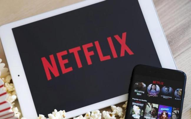 Logotipo de Netflix en una tableta y en un móvil.