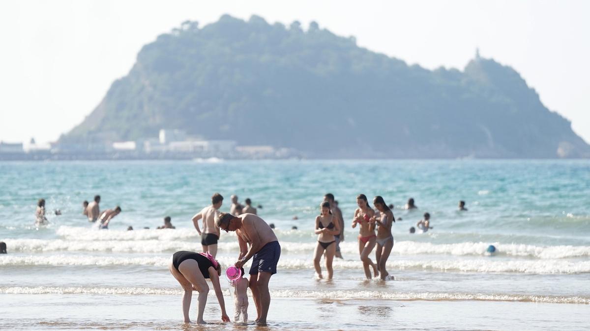 Bañistas en la playa de Zarautz.