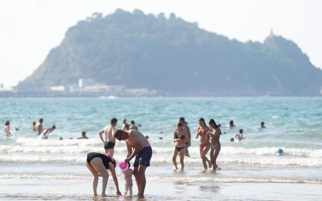 Bañistas en la playa de Zarautz.