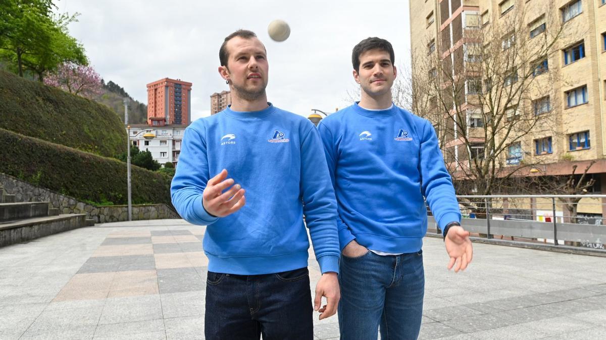 Aitor Elordi (i) y Jose Javier Zabaleta (d), en Eibar.