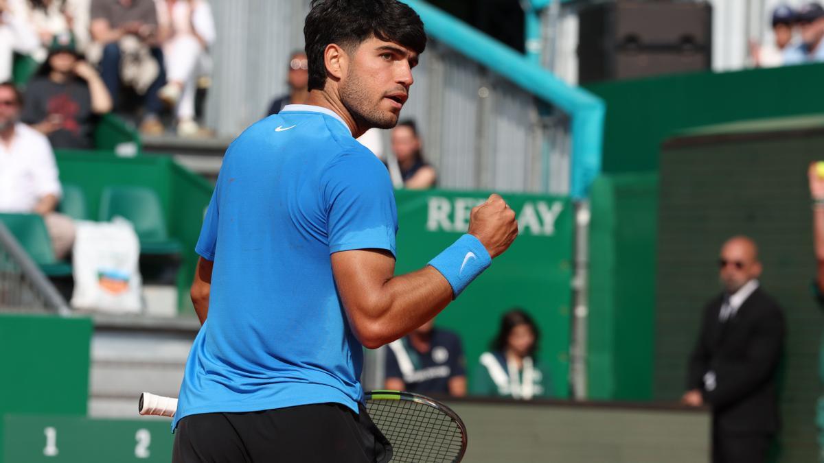 El tenista Carlos Alcaraz celebrando un punto en la semifinal del Masters 1000 de Montecarlo frente a Valentin Vacherot.