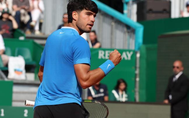 El tenista Carlos Alcaraz celebrando un punto en la semifinal del Masters 1000 de Montecarlo frente a Valentin Vacherot.
