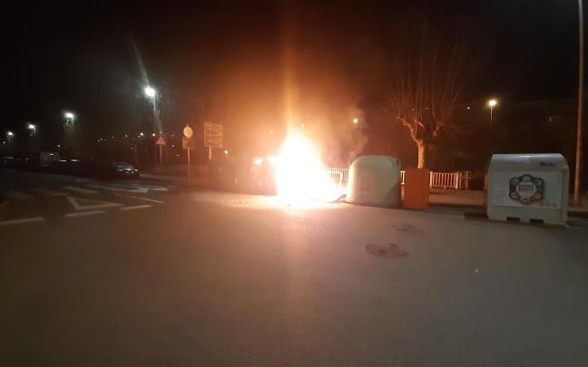 Contenedores ardiendo durante una de las quemas provocadas en lo que va de año.