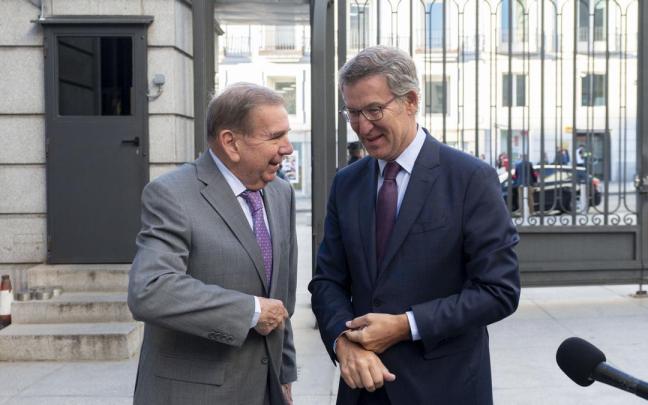 El líder del PP recibe al candidato opositor venezolano, Edmundo González Urrutia.