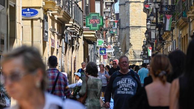 La cruz de una farmacia en Donostia muestra la temperatura. / Arnaitz Rubio La cruz de una farmacia en Donostia muestra la temperatura.