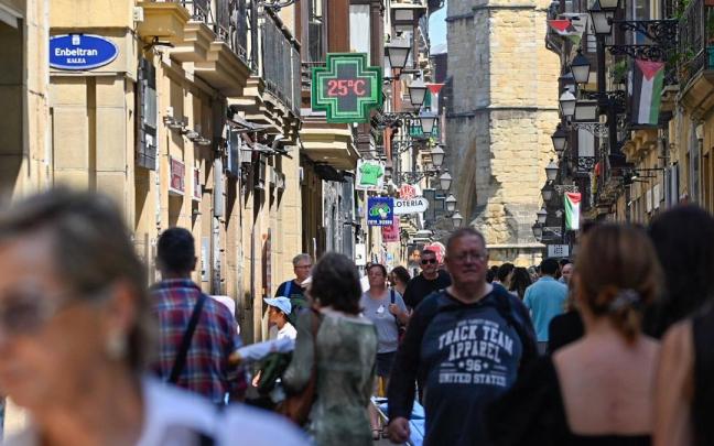 La cruz de una farmacia en Donostia muestra la temperatura. / Arnaitz Rubio La cruz de una farmacia en Donostia muestra la temperatura.