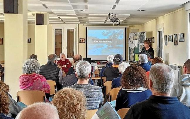 Asistentes a la presentación del anteproyecto, llevada a cabo pueblo a pueblo. | FOTO: CEDIDA