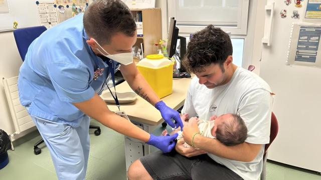 Osakidetza realiza una vacunación del VRS en el Centro de Salud de Sopela.