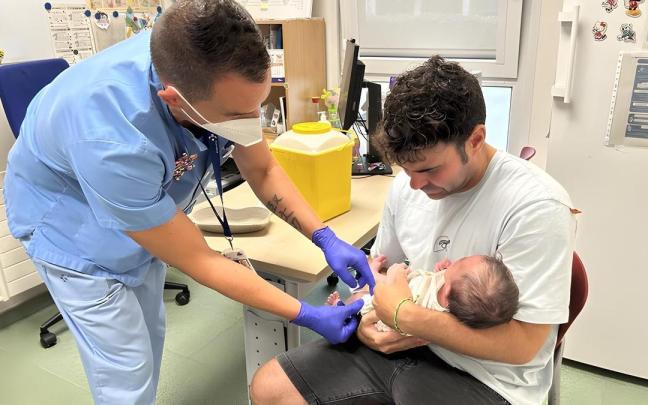 Osakidetza realiza una vacunación del VRS en el Centro de Salud de Sopela.