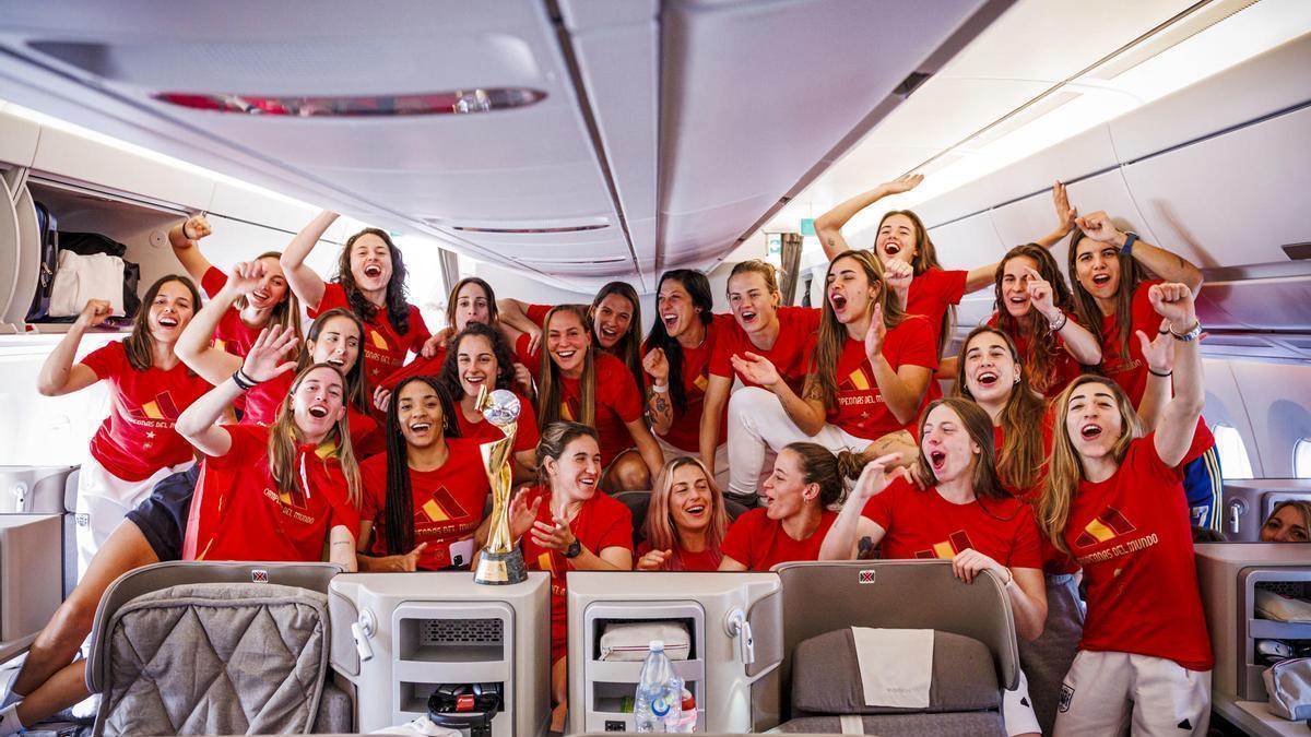 Las jugadoras de la selección española de fútbol femenino celebran su victoria desde el avión.