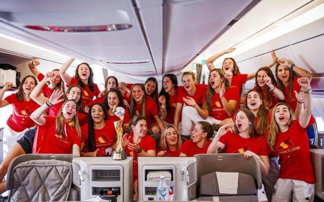 Las jugadoras de la selección española de fútbol femenino celebran su victoria desde el avión. Las jugadoras de la selección española de fútbol femenino celebran su victoria desde el avión.