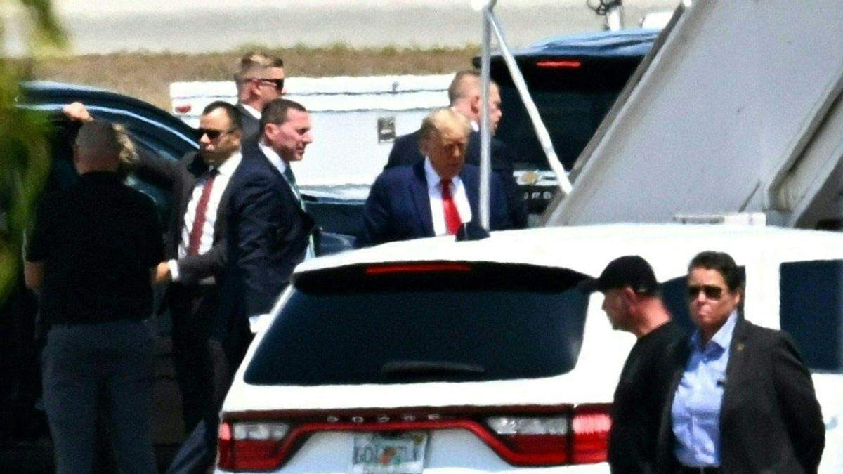 Trump a su llegada al aeropuerto de Florida.