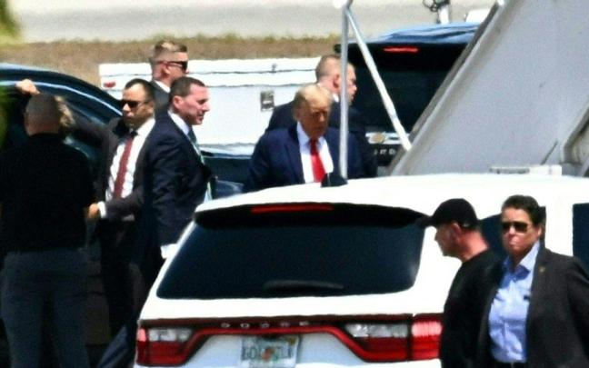 Trump a su llegada al aeropuerto de Florida.
