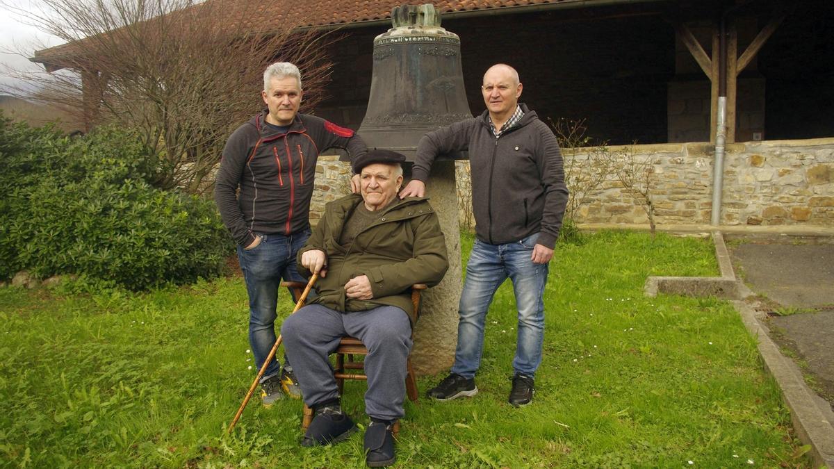 Iñaki Lejarza junto a sus dos hijos, Pedro y José Antonio, que voltearán las campanas a mano.