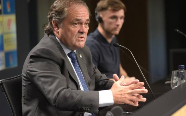 Jokin Aperribay responde a los medios en la presentación de Kieran Tierney. / PEDRO MARTÍNEZ