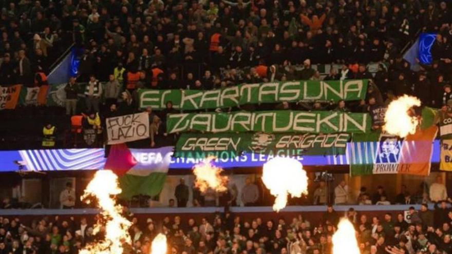 Aficionados del Celtic despliegan una pancarta en solidaridad hacia los hinchas de la Real