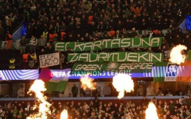 Aficionados del Celtic despliegan una pancarta en solidaridad hacia los hinchas de la Real