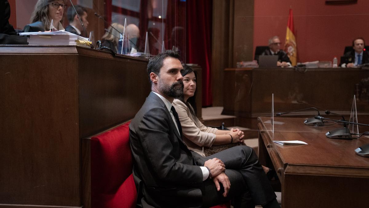 El expresidente del Parlament y conseller de Empresa, Roger Torrent y la exsecretaria cuarta del Parlament Adriana Delgado, durante el juicio en el Tribunal Superior de Justicia de Cataluña (TSJC)