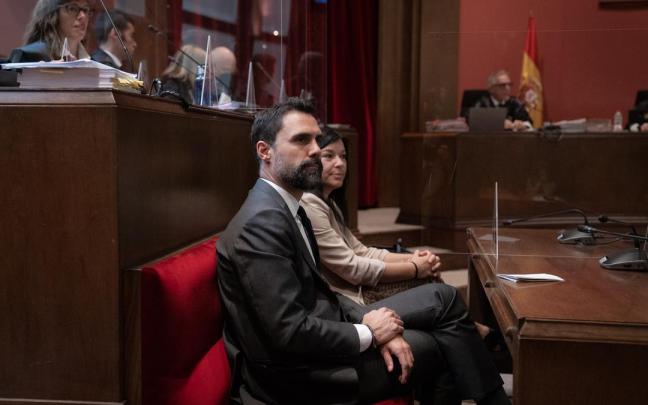 El expresidente del Parlament y conseller de Empresa, Roger Torrent y la exsecretaria cuarta del Parlament Adriana Delgado, durante el juicio en el Tribunal Superior de Justicia de Cataluña (TSJC)