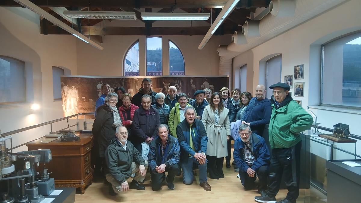 Foto de familia de un grupo de voluntarios del Museo Minero de Abanto-Zierbena