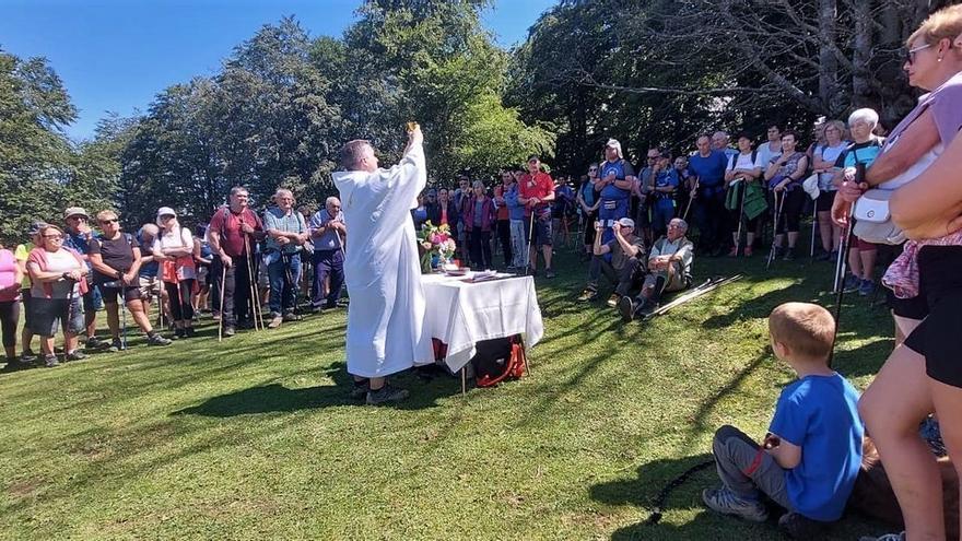 La misa se oficia, a las 12.00 horas, junto a la ermita de Nuestra Señora de las Nieves