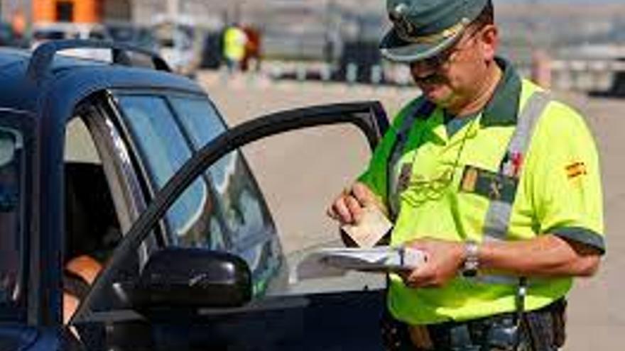 Un guardia civil impone una sanción a un conductor.