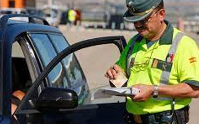 Un guardia civil impone una sanción a un conductor. Un guardia civil impone una sanción a un conductor.