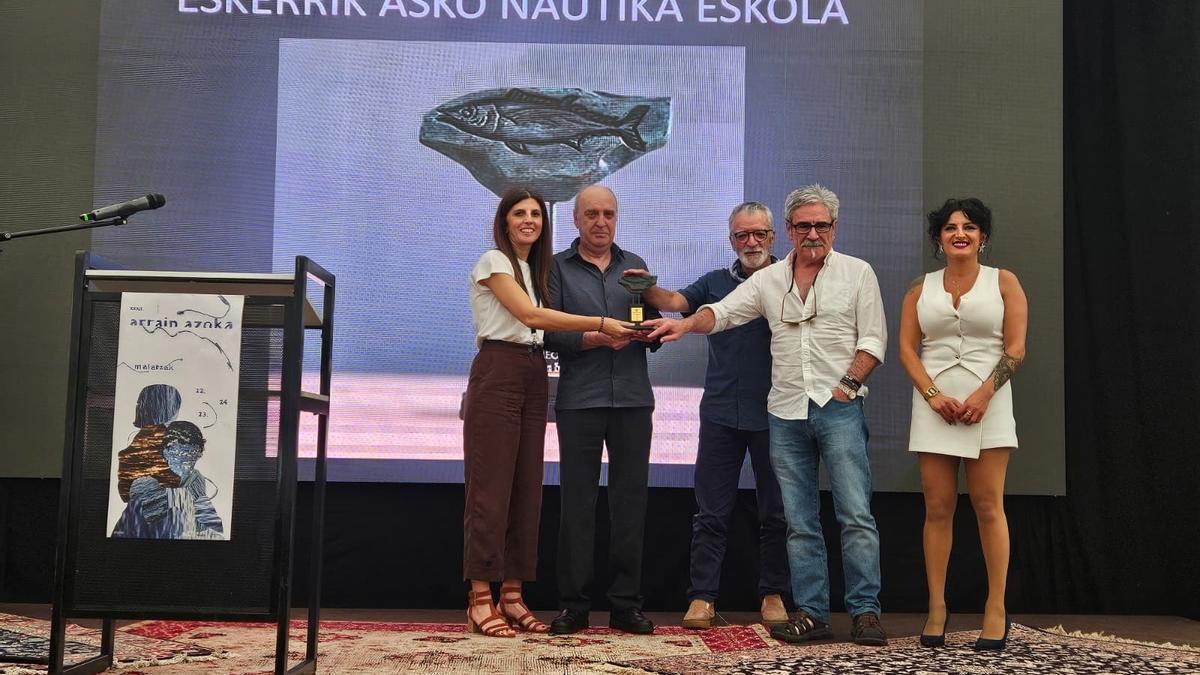 La Escuela Naútica de Bermeo ha recogido el Hegaluze Saria, coincidiendo con la celebración de su 50 aniversario