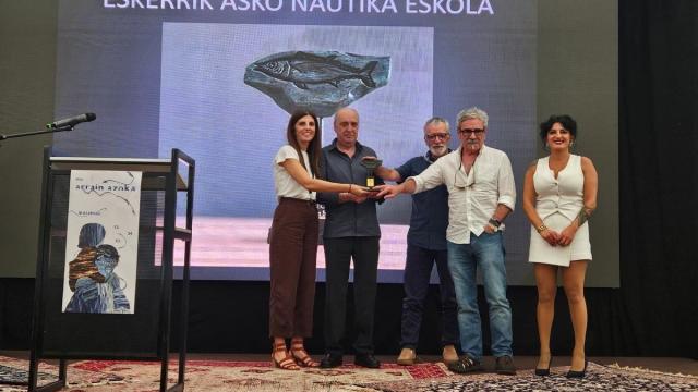La Escuela Naútica de Bermeo ha recogido el Hegaluze Saria, coincidiendo con la celebración de su 50 aniversario