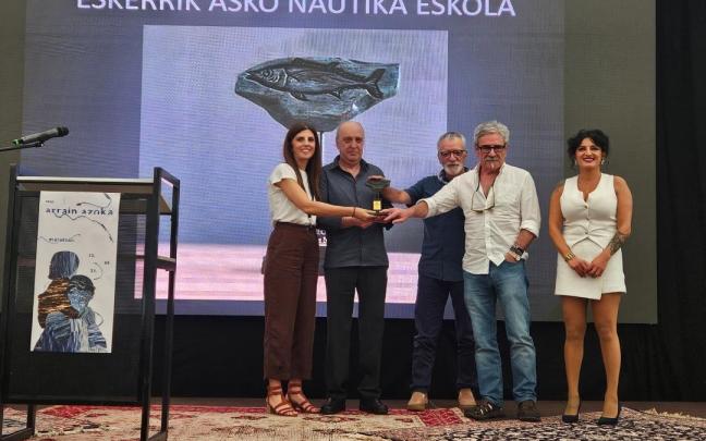 La Escuela Naútica de Bermeo ha recogido el Hegaluze Saria, coincidiendo con la celebración de su 50 aniversario